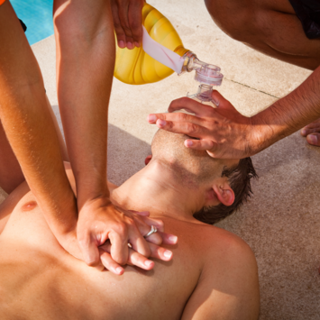 Image d'une réanimation cardiopulmonaire pour les premiers secours et mesures d'urgence